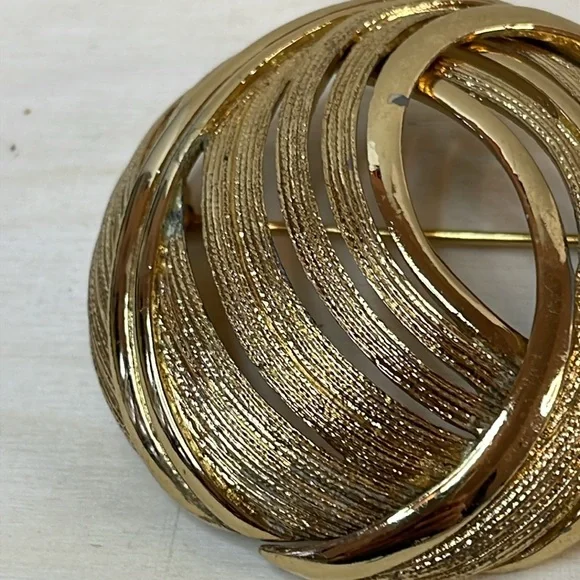 Monet gold tone large brooch - Picture 2 of 5